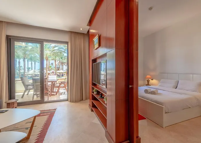 Classy 1-bedroom In Ancient Sands With Pool View