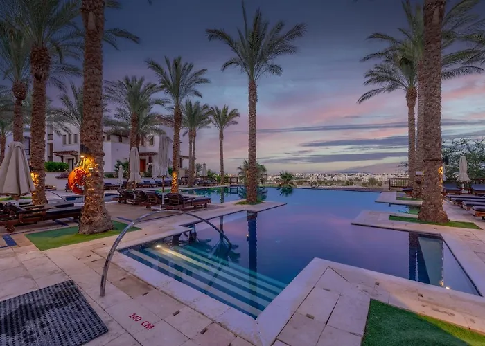 Classy 1-bedroom In Ancient Sands With Pool View