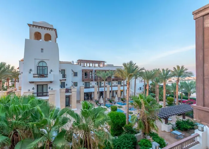 Classy 1-bedroom In Ancient Sands With Pool View