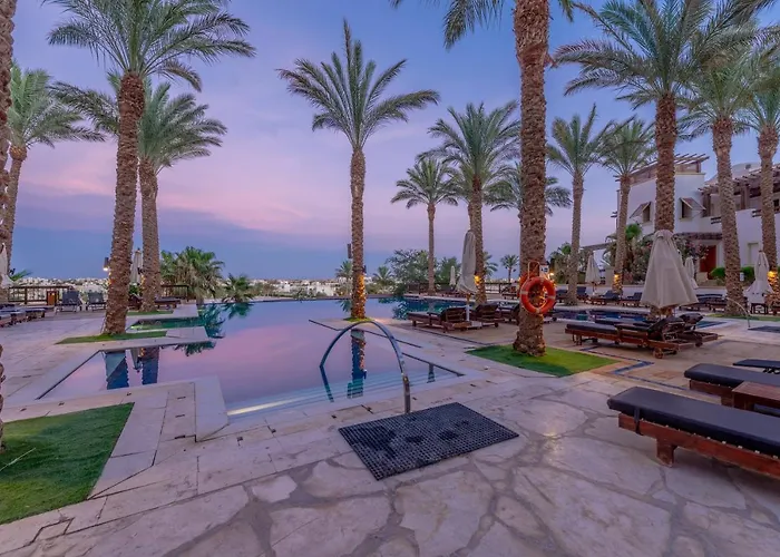 Classy 1-bedroom In Ancient Sands With Pool View