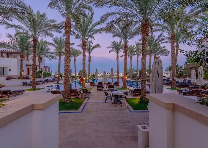 Classy 1-bedroom In Ancient Sands With Pool View